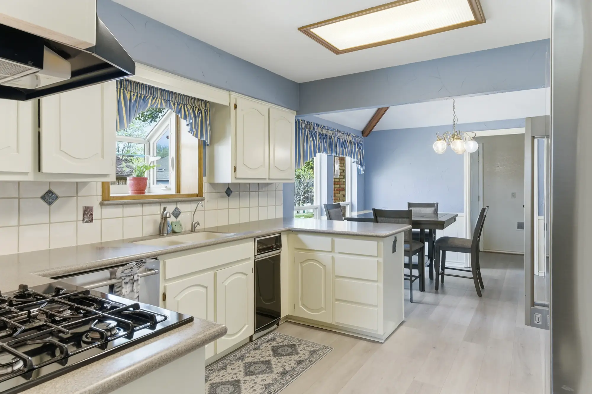 Kitchen with gas cooktop